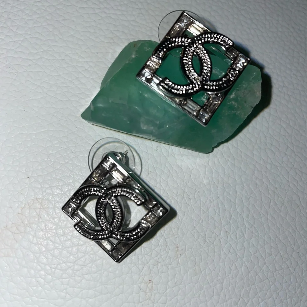 Elegant Chanel Silver tone Earrings with crystals collection 2022 - Picture 6 of 16